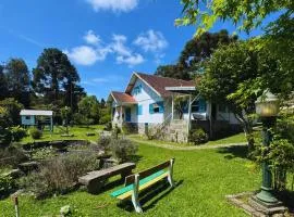 Casa Rara em Gramado, ideal para Famílias e Grandes Grupos de Viagens, com uma ampla área verde