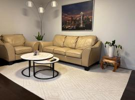 Two fully independent unit - a modern house and a private apartment, each with its own entrance, located just 15 min from Sea-Tac Airport and 5 min from Des Moines Marina, hotel v destinaci Des Moines