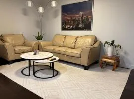 Two fully independent unit - a modern house and a private apartment, each with its own entrance, located just 15 min from Sea-Tac Airport and 5 min from Des Moines Marina