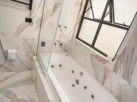 Flat -Hidromassagem privativa e Piscina a 500 mts da praia