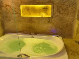 Flat Master com Hidromassagem privativa e piscina 500mts praia, hotel v destinaci São Vicente