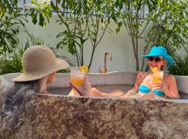 'Blue Vibe' Charming 1-bedroom apartment with exotic Bali Natural Bathtub, hotel en Grote Berg