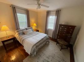 Country Oasis Spacious 3BR w/ Modern Comfort, hotel in Hamilton