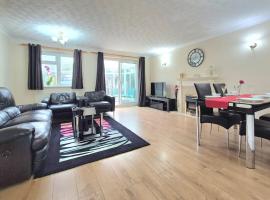 Crescent House - 3 Bedrooms, 2 bathrooms, large lounge, sunny conservatory, full kitchen, parking for 2 cars, Hotel in Buckinghamshire