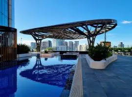 3-Bedroom Southbank Apartment with Bay Views & Free Parking, Walk to CBD