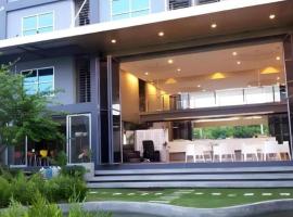 A+ Hotel, hotel in Ban Na Khwai