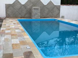 Chalé Bromélia, hotel in São Sebastião