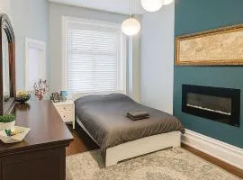 Spacious Townhouse close to Dundas Square!