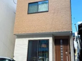 一軒家貸切尾道観光 JR松永駅徒歩1分MAX6人 Cozy Entire House Great for Onomichi Sightseeing! 1-Min Walk from JR Matsunaga Station, Free Parking, Sleeps up to 6 Guests