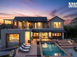 StayVista at Villa Aera with Pool, Lawn, villa en Chandigarh