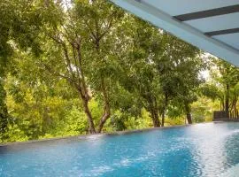 Cozy room near beaches & restaurants