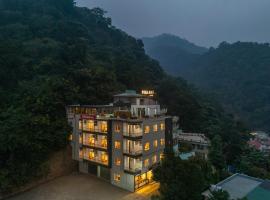 Perfectstayz Premium Pinaaki Rooftop cafe with Ganges view, Hotel in Rishikesh