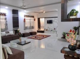Chandrajyoti Villa 3 The all new flat with Huge Living room and terrace, hotel v destinaci Nágpur