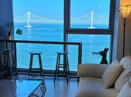 Charman Ocean View Sunrise 10 seconds to the beach