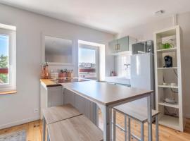 T2 chaleureux au coeur des vignes -vue place de Condrieu-long séjour possible, hotel in Condrieu