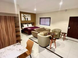 Elegant Studio Haven Offering Peace, Comfort & Style, hotel con parking en Mama