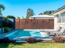 Cozy 4BR House in Coomera - with Pool and parking