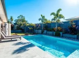 Theme Park Fun House - Private Pool & BBQ