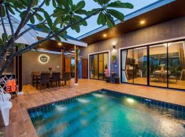 Breeze Casa Private Pool Villas，Nikhom Sang Ton Eng Khuan Phet的有停車位的飯店