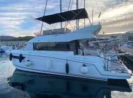 luxueux bateau à quai, bateau à Sari-Solenzara