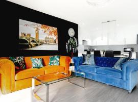 4-BR House Near-Harry Potter-SkyStudios-Sleep 8 & Work Stays, hotel i Borehamwood
