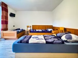 33 - 5 Hotelkamer voor drie personen op de begane grond