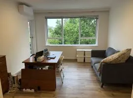 Private Cozy Room in a Spacious Flat in Carnegie