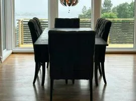 Smuk Hytte Med Havudsigt I Lyngmyr