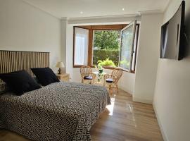 Alojamiento con gran terraza en el centro de Irún, hotel en Irún