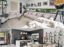 Luxury 9 suites villa - private staff and heated pool, Hotel in Marrakesch