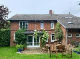Artist Apartment At Aukrug Nature Park, hotel sa Meezen