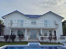 Emerald Luxe Suites, хотел с паркинг в Биг Корн Айлънд