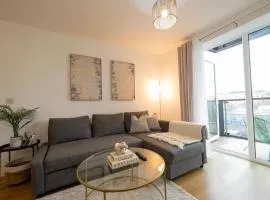 Modern 1BR Apt - Sleeps 4 - Parking - Balcony