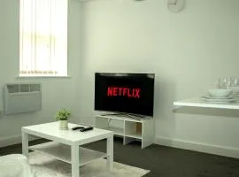 Massive 2BR Long Stays Superfast Wi-Fi , Free Parking & PS5 Ideal for Work & Relocation