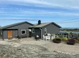 Smuk Hytte Med Havudsigt I Lyngmyr