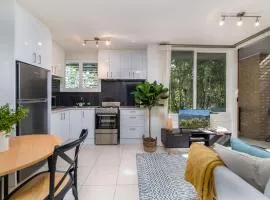 Cosy and convenient leafy apartment