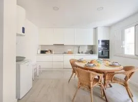 Central & Sunny Apt 10m to Beach, By TimeCooler