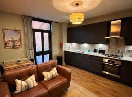 Beach Retreat, Stylish 1-Bed in Canford Cliffs، فندق في Canford Cliffs