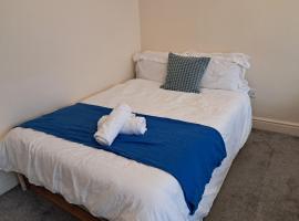 Cosy 2 Bedroom Luxury House, hotel in Wednesbury