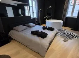 La Suite Miroir - Love Room baignoire balnéo