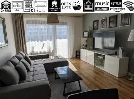 E1 Luxury OldTown Apt - 2x Parking, Foodstore, PCscreen, Netflix, Unlimited Music, Crib, BabyChair, FastWifi, Aircon