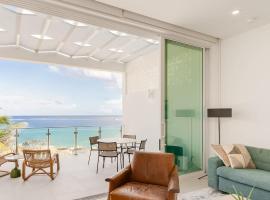 Sunset Point Vacation Luxury Oceanfront Condo West Bay, apartamento en Hell