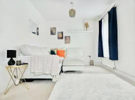 Modern 3-Bed plus Office - Walk to Bicester Village