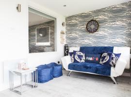 Bovisand Beach Area Chalet, 2-Bed Sea View with Gated Parking & BBQ, hotel v destinaci Plymouth