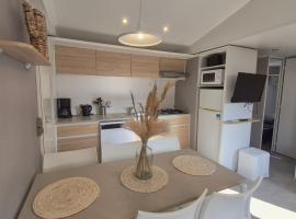 L'Azura Mobil Home à 150m de la Plage Parc Aquatique Camping 5 étoiles, ξενοδοχείο σε Torreilles