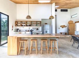 Private rainforest villa up to 8 guests w jacuzzi near Rio Celeste, hotel v destinaci Upala