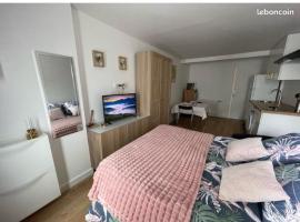 Paris studio, hotel i Villeneuve-la-Garenne