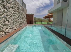 וילה ג'נסיס בוטיק -וילה מהממת עם בריכה פרטית מחוממת מקורה, hotel en Migdal