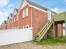 4 person holiday home in Rømø-By Traum โรงแรมในSønderby