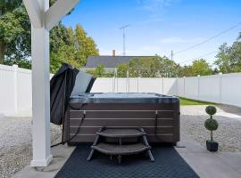 Hot Tub Fire Pit Point Beach & Neshotah Beach, hotel en Two Rivers